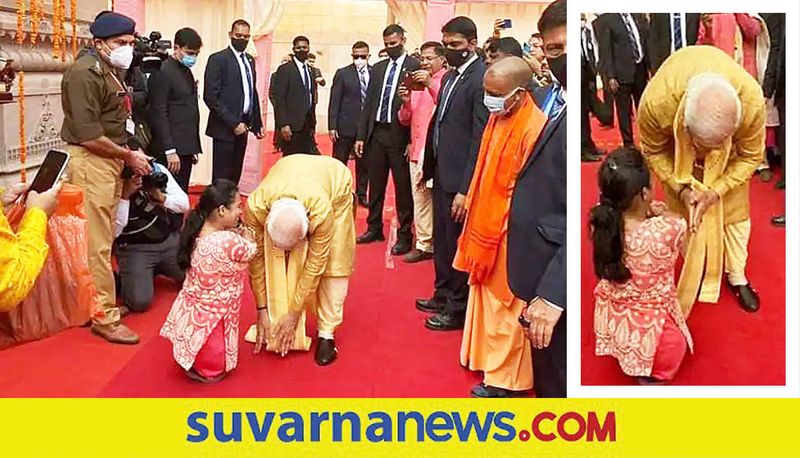 PM Narendra Modi touches feet of divyang woman in Varanasi akb