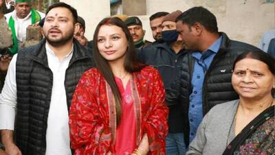 पत्नी Rajshree के साथ राजद कार्यकर्ताओं से मिलने घर से बाहर आए Tejashwi Yadav, देखें तस्वीरें