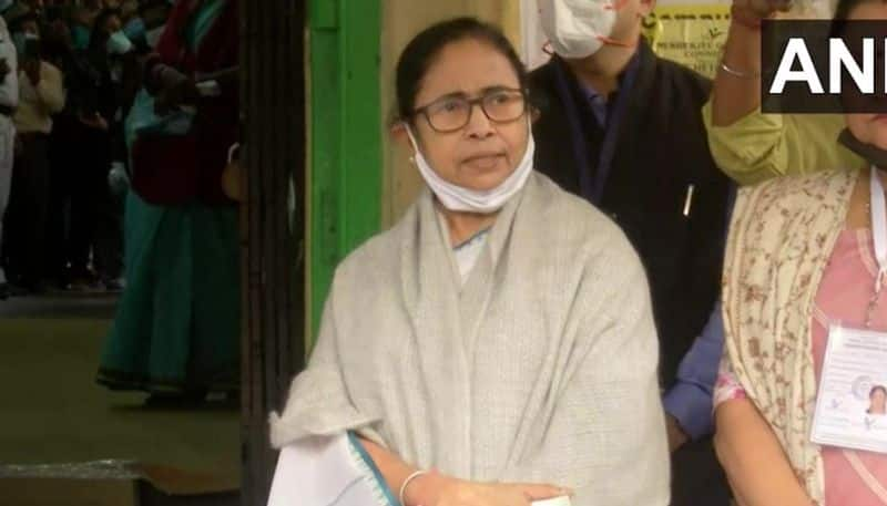 Mamata Banerjee asks to officials to check covid situation in state