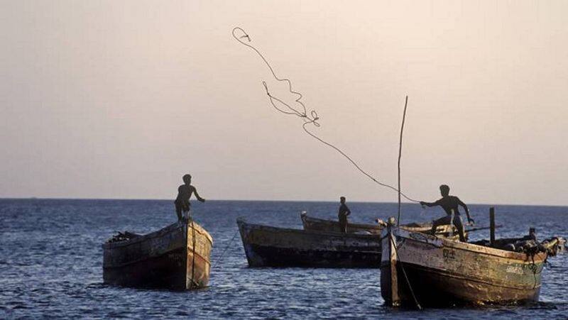 14 TN Fishermen arrested and boats seized by srilankan navy - pudukkottai fishermens announce strike