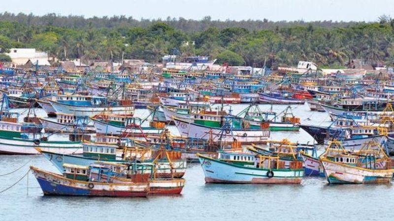 14 TN Fishermen arrested and boats seized by srilankan navy - pudukkottai fishermens announce strike