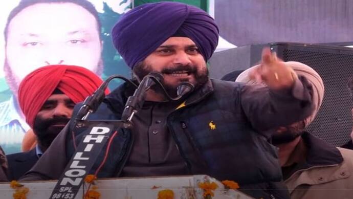 Punjab Election 2022: सिद्धू ने कैप्टन अमरिंदर पर हमला बोला, कहा- 'आज घर बैठे हैं और मोदी के तलवे चाट रहे'