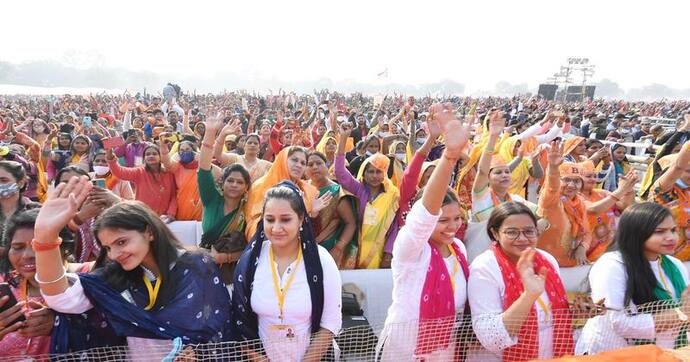 PM In Prayagraj : महिला से मोदी ने पूछा - 50 हजार रुपए लेकर जाती हैं, डर नहीं लगता,  बैंक सखी ने दिया ये जवाब