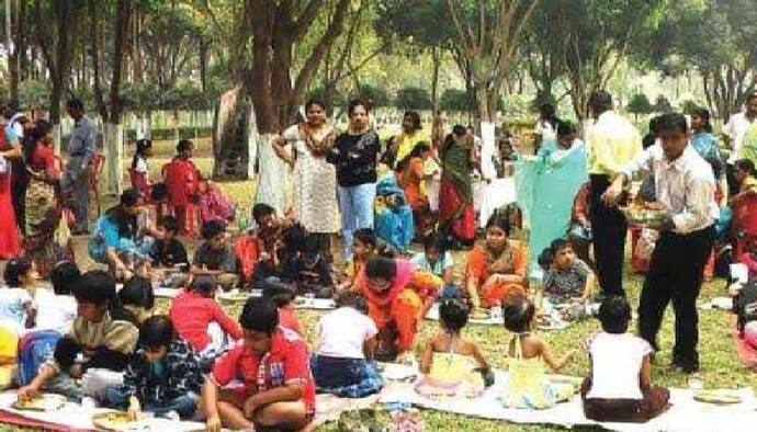 Student Picnic: আদিবাসী পড়ুয়াদের বিদ্যালয়মুখী করতে নাচে-গানে মজার বনভোজন