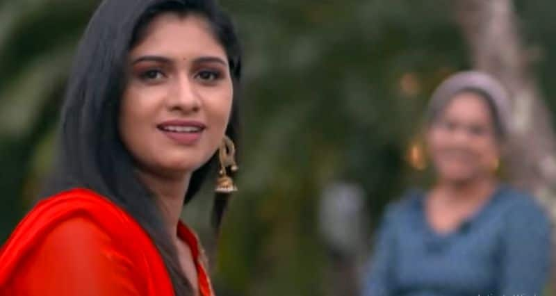 Athira Madhav introduce the replacement star as ananya kudumbaviakku