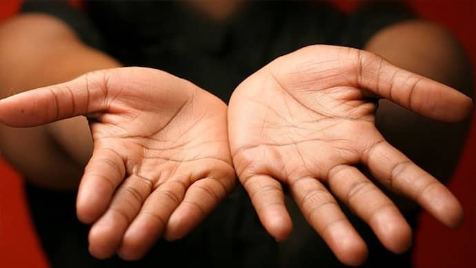 Palmistry: 3 रेखाओं से मिलकर बनता है हथेली पर ये खास निशान, चमका देता है किस्मत के सितारे