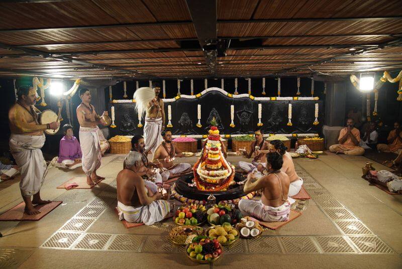 7 Upasakas from Kasi have conducted Saptarishi Aarti to Yogeswara Lingam on the occasion of Agasthiyar Jayanti