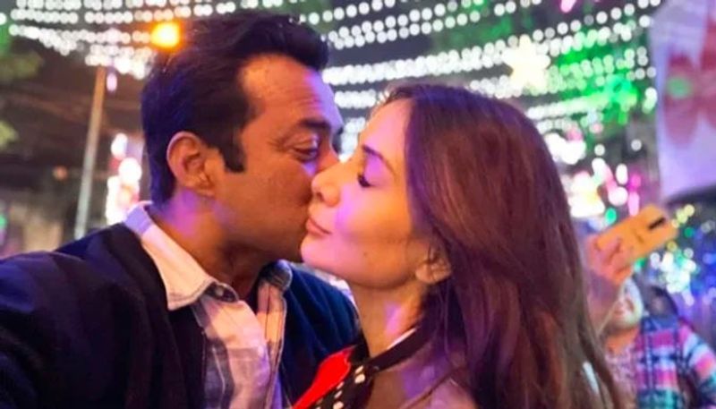 kim sharma and leander paes break up rumours on fire as actress deletes pics with beau ash