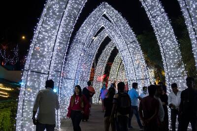 कोरोना की पाबंदियों के बीच Christmas पर देर रात सामूहिक प्रार्थना, देखें खास तस्वीरें