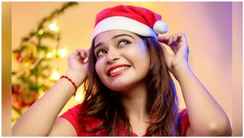 Dharsha Guptha: தோடு போடும் இடமா அது? டைட் டீ- ஷிர்டில் கிளுகிளுப்பேற்றும் X Mas புகைப்படத்தை வெளியிட்ட தர்ஷா!