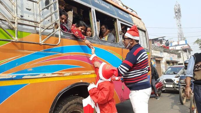 Christmas 2021: ঘাটালে স্যান্টার ভূমিকায় প্রশাসনিক আধিকারিকরা, ফুটপাথবাসীদের বিলি শীতবস্ত্র-কেক