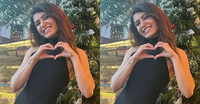 samantha poses after Christmas tree fans wishing her happy Christmas