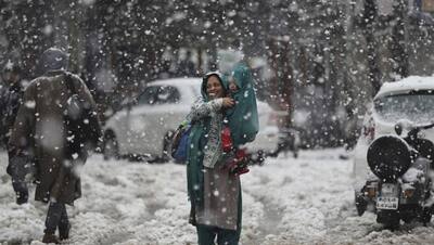 weather report: तेज हवा के साथ कई राज्यों में हल्की बारिश; कश्मीर घाटी में बर्फबारी ने और बढ़ाई सर्दी