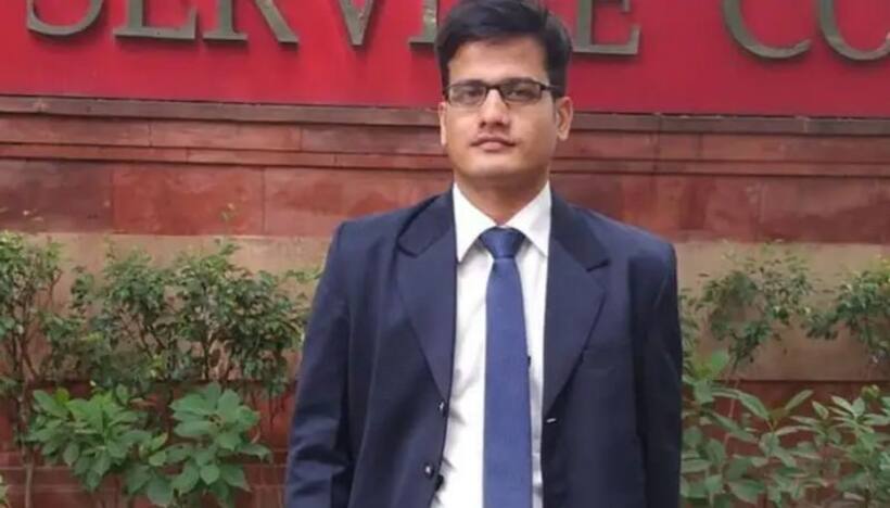 नौकरी छोड़कर शुरू की तैयारी, खाने में कटौती करके किताबें खरीदी, नतीजा  UPSC 2020 में टॉपर बने सुमित कुमार