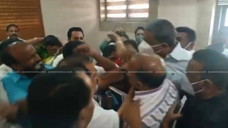 Kalamassery Municipality fight during counsel meeting