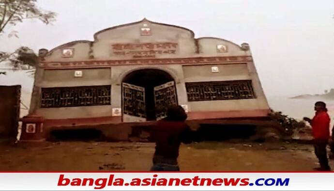 লক্ষ্মীবারে তলিয়ে গেল লক্ষ্মীমন্দির, গঙ্গা ভাঙনের ভয়ঙ্কর রূপে আতঙ্ক তীরবর্তী এলাকার বাসিন্দাদের