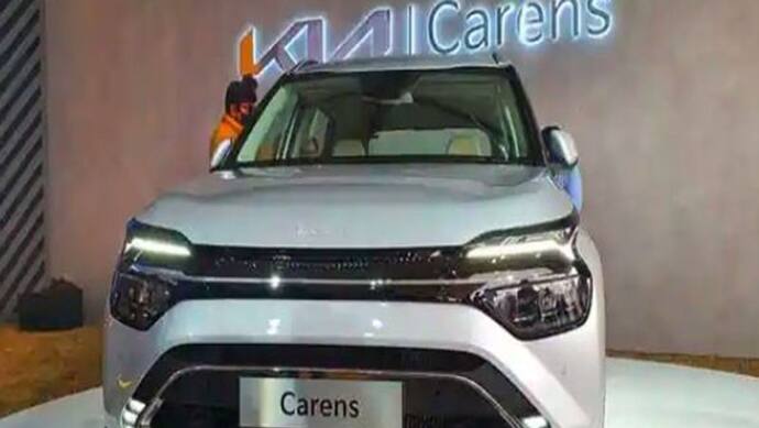 Kia Carens की बुकिंग ओपन होते ही  टूट पड़े ग्राहक, पहले 24 घंटों में इतने लोगों ने खरीदी MPV कार