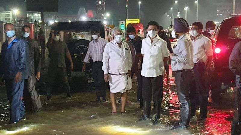 Chief Minister MK Stalin suddenly came to the Ribbon House in Chennai at midnight and inspected the Corporation Disaster Management Center in chennai rains