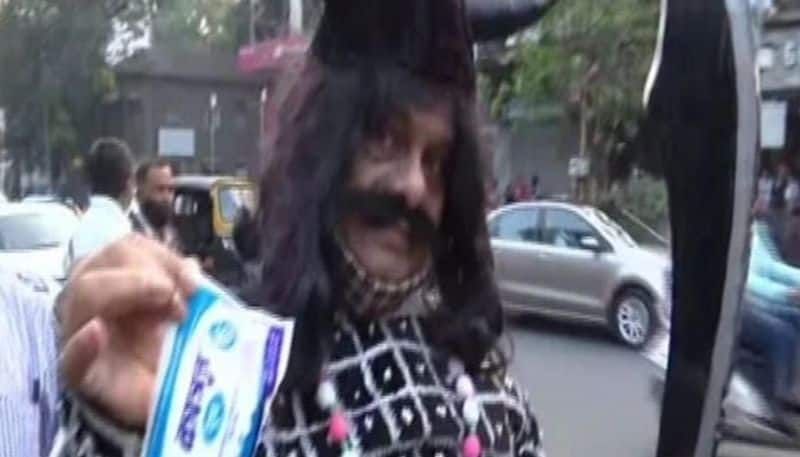 Pune man distributes milk  in street and urges people to give up alcohol on the new year day