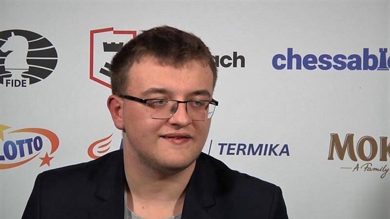 Polish chess player Pawel Teclaf becomes overnight sensation, but not for chess, for falling off chair-dnm