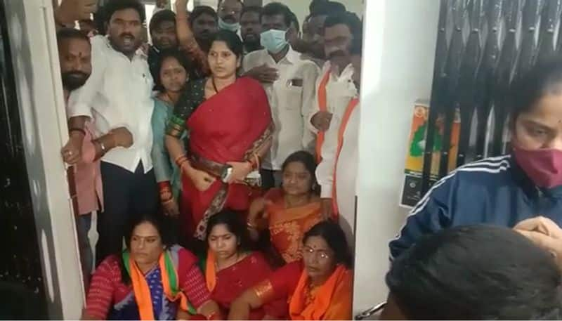 high tension at bjp telangana chief bandi sanjay karimnagar office