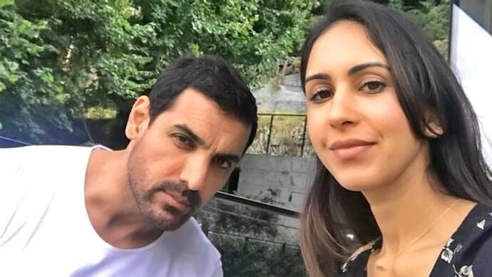 John Abraham और उनकी पत्नी Priya Runchal भी हुईं Corona Positive, बॉलीवुड में तेजी से पैर पसार रहा वायरस