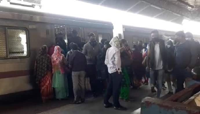 Local Train: রোজকার মতোই ভিড় ট্রেনে, নবান্নের সিদ্ধান্তে অখুশি যাত্রীরা