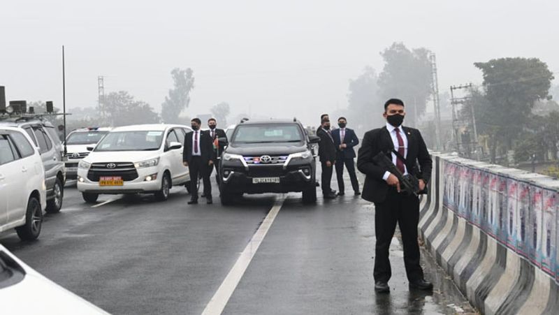 PM Modi stuck on flyover for 15-20 minutes