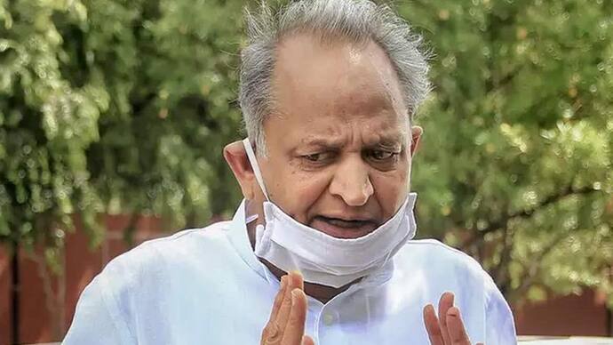 CM Ashok Gehlot फिर कोरोना पॉजिटिव: दूसरी बार हुए सक्रमित, लग चुकी हैं दोनों डोज..बताया कितना घातक है Omicron