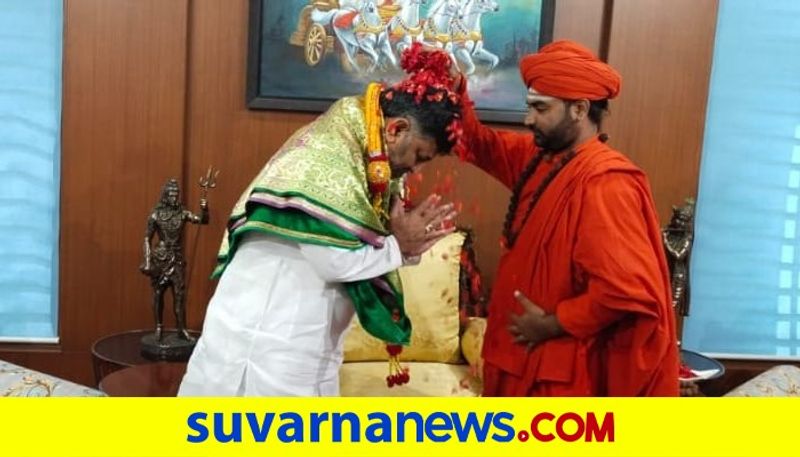 KPPC President D K Shivakumar Invites Vachananand Swamiji of harihara to Mekedatu Padayatre mnj