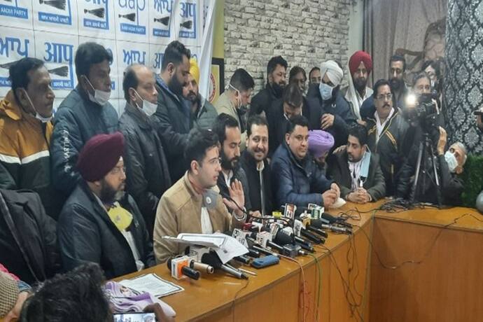 Punjab Election 2022 : टिकट बंटवारे को लेकर आपस में भिड़े AAP कार्यकर्ता,  सह प्रभारी के सामने जमकर काटा बवाल