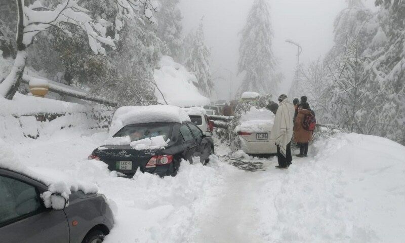 21 people die trapped in vehicles after heavy snowfall in Pakistan Murree pod