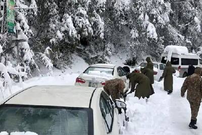 कार में बैठे-बैठ की जम गए 10 लोग, Snowfall देखने पहुंचे टूरिस्ट में 21 की मौत, हजारों लोग फंसे