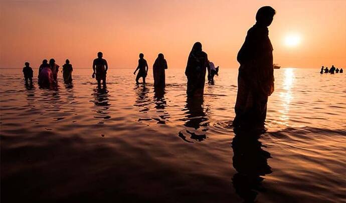 Makar Sankranti 2022: মকর সংক্রান্তির দিন ভাগ্য বদলাতে দেবতার আরাধনা করুন, জেনে নিন কোন পুজো করবেন