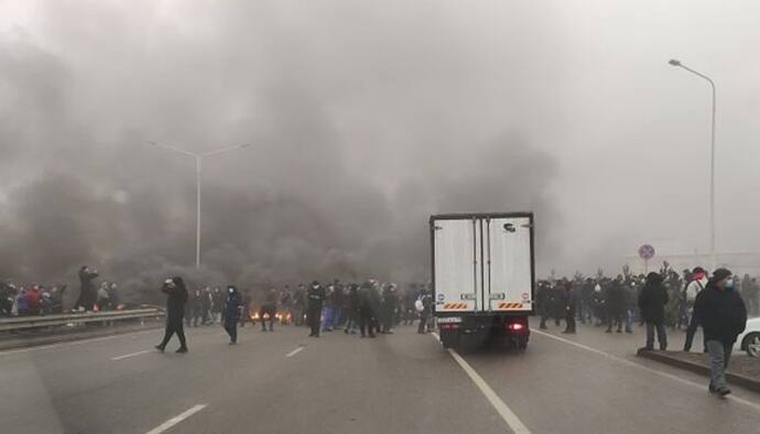 Kazakhstan Protest: জ্বালানি তেলের দাম বৃদ্ধিকে কেন্দ্র করে বিক্ষোভ, উত্তাল কাজাকস্থানে নিহত ১৬৪ জন