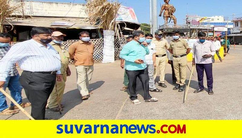 BJP MLA MP Renukacharya Did Covid Awareness During Curfew at Honnalli in Davanagere grg