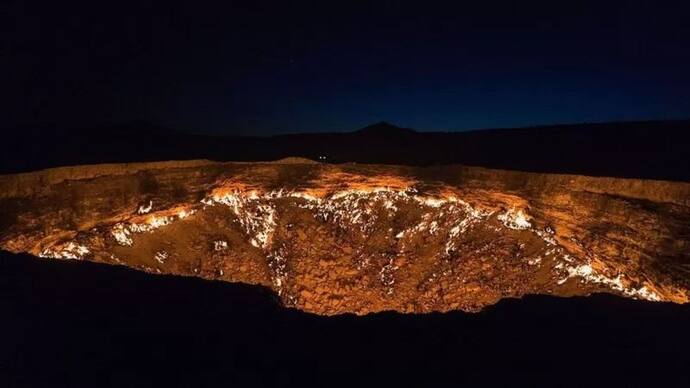 Gate way to hell: जिसकी आग बुझने का नाम नहीं ले रही, क्यों लोग जाना चाहते हैं यहां