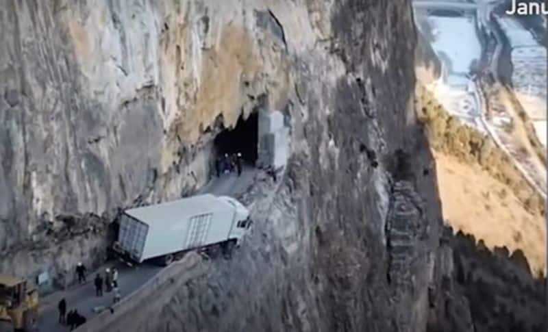 Tuck driver escape took wrong narrow mountainous road in China suggested by GPS device ckm