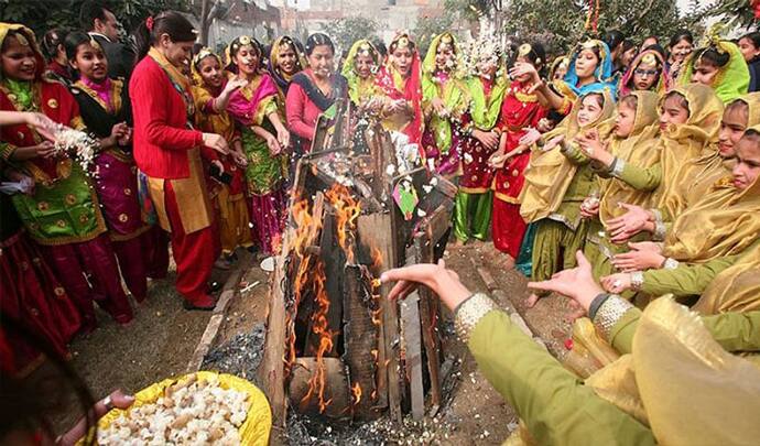 Lohri 2022: लोहड़ी की अग्नि में क्यों डालते हैं तिल, मूंगफली, मक्का आदि चीजें, ये हैं इसके पीछे का कारण