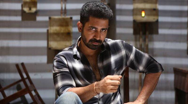 Vijay Antony requested the judge to push Satish in front of the train and punish him. 