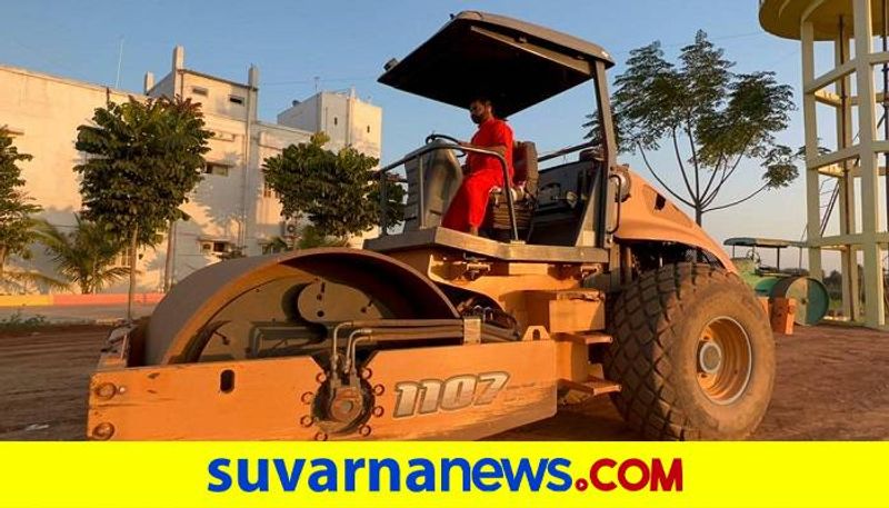 Vachananand Swamiji Drive Road Roller at Harihara in Davanagere grg