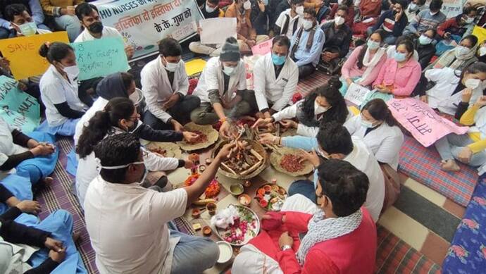 वाराणसी के सर सुंदरलाल अस्पताल का नर्सिंग स्टाफ बैठा धरने पर , एमएस के इस्तीफे की कर रहे मांग