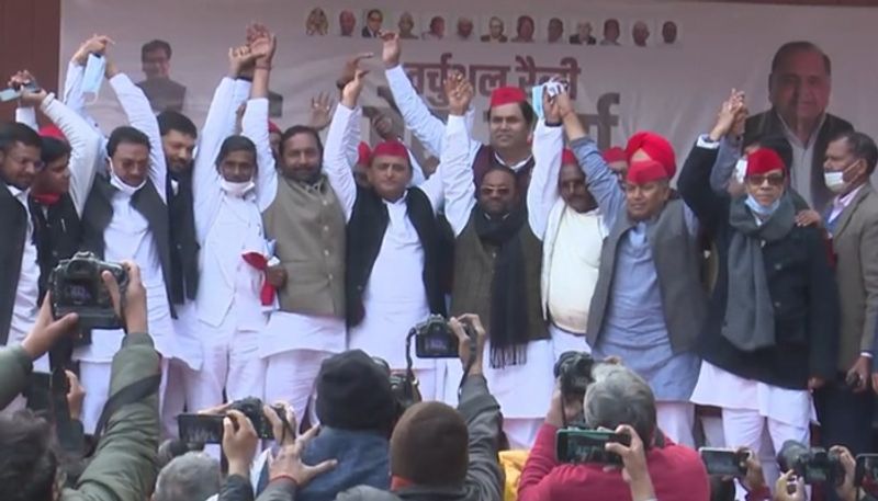 UP Election 2022 Ex cabinet minister Swami Prasad Maurya others join Samajwadi Party gcw