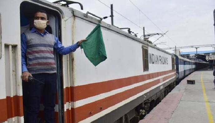 Guard In Trains: বড় সিদ্ধান্ত ভারতীয় রেলের, উঠে যাচ্ছে ট্রেনের গার্ডের পদ