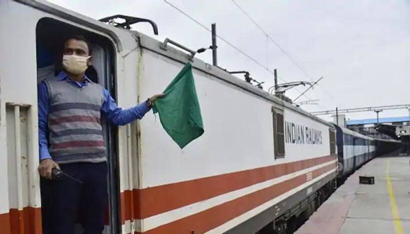 Indian Railway News : ट्रेन के गार्ड अब कहलाएंगे ट्रेन मैनेजर,  रेलवे ने तत्काल प्रभाव से किया पदनाम में बदलाव
