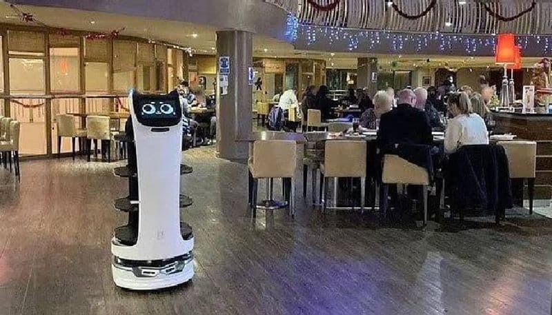 BellaBot serving food in this restaurant