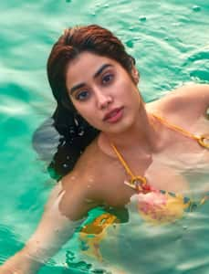 Janhvi Kapoor Outfit Cost: গোলাপী মেস সুইমিং স্যুটে বোল্ড জাহ্নবী, জানেন এর দাম কত