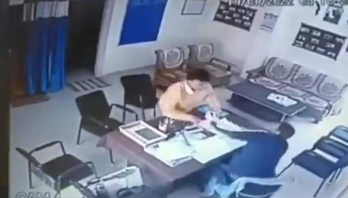 Shocking Video: অধ্যক্ষ-অধ্যাপকের হাতাহাতি, সরকারি কলেজের সিসিটিভি ফুটেজ দেখে অবাক নেটদুনিয়া