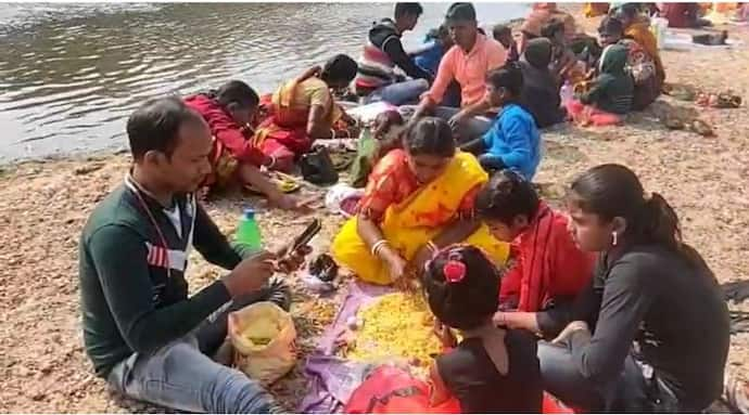 ধামা ভরা মুড়ির সঙ্গে চপ-বেগুনি-মিষ্টি, দ্বারকেশ্বরের তীরে 'মুড়ি মেলায়' সামিল অনেকেই