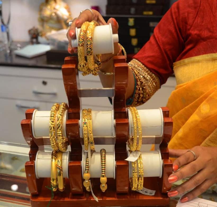 Gold Silver Price Today: सोने चांदी का रेट घटा, जानें अब कितनी है कीमत